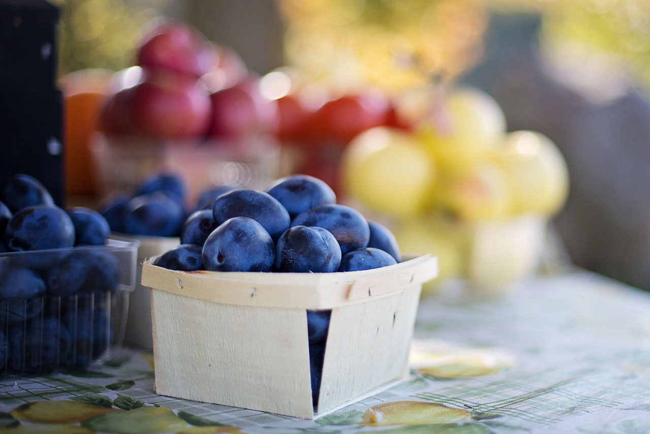 fruit-1004887_1280 Carton of blueberries with other fruit in the background.