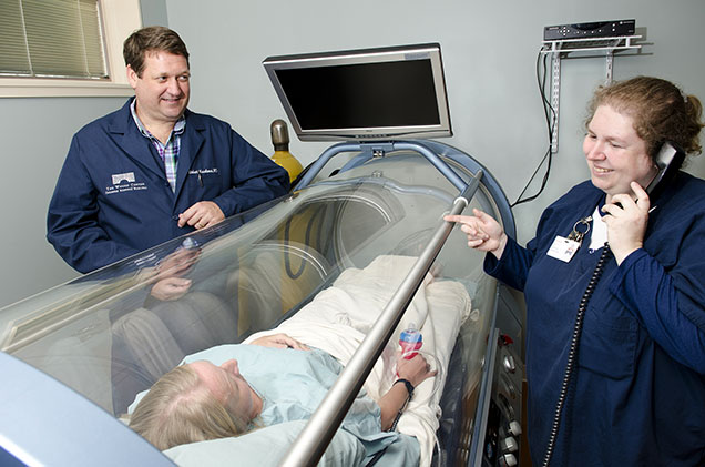 Hyperbaric oxygen therapy chamber