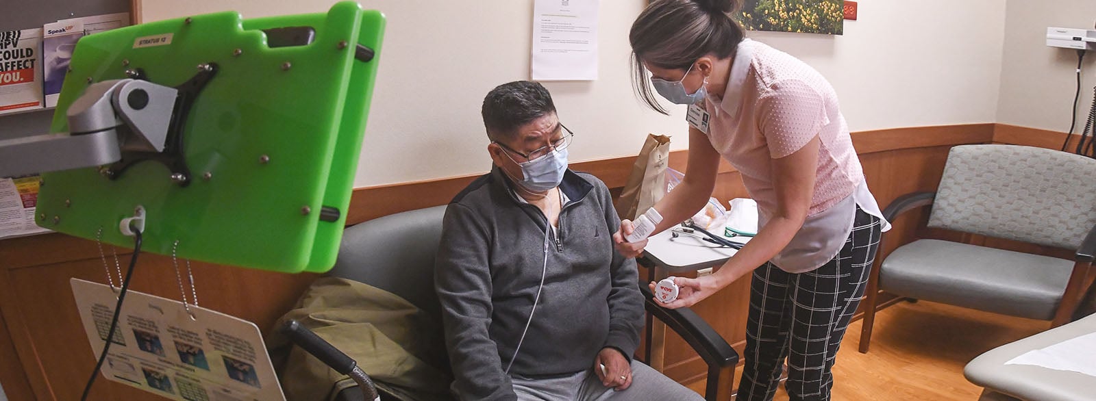 A nurse speaks to a Spanish-speaking patient about medication at VIMCare.